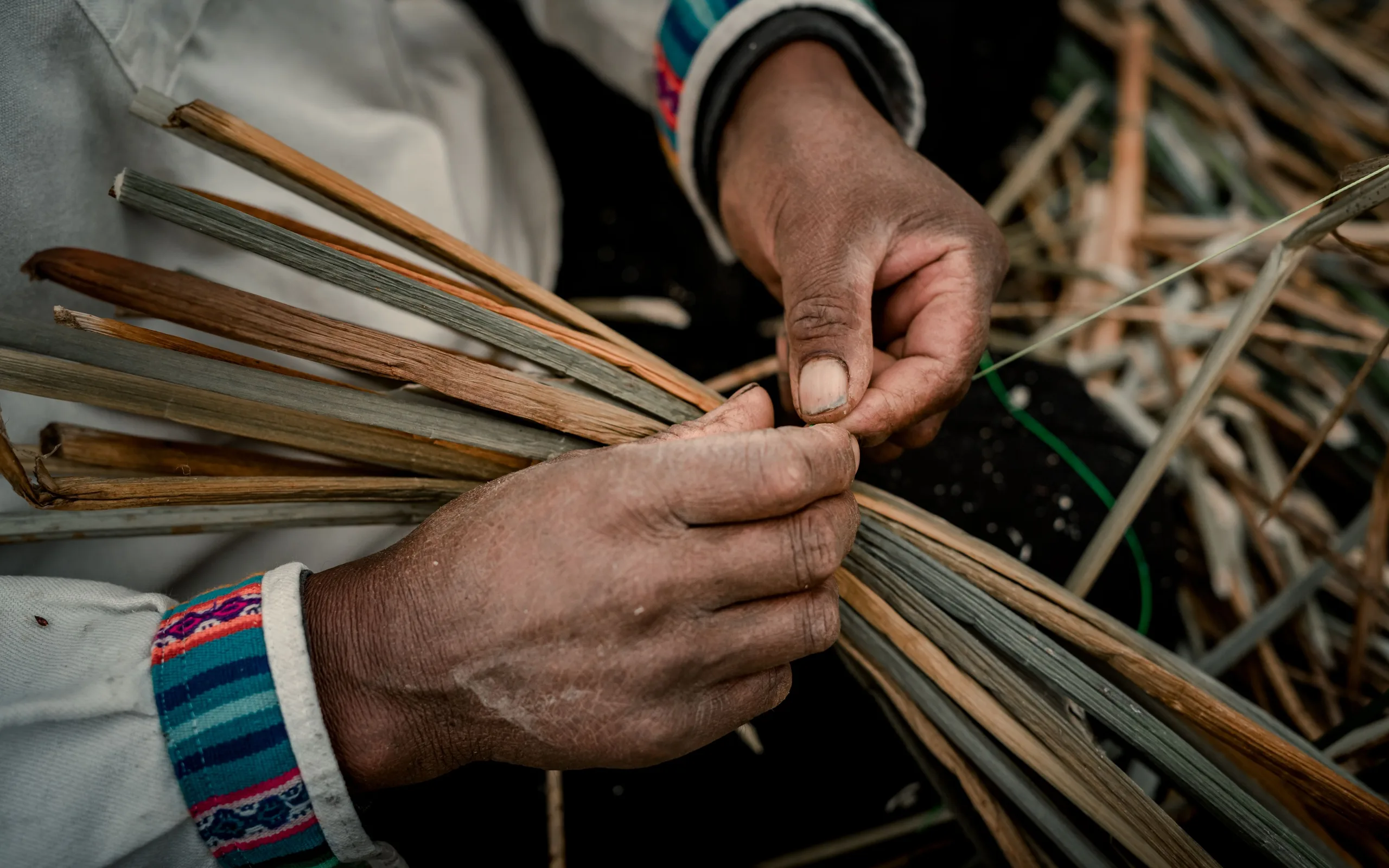 Attrape-rêves artisanaux suspendus dans un atelier lumineux
